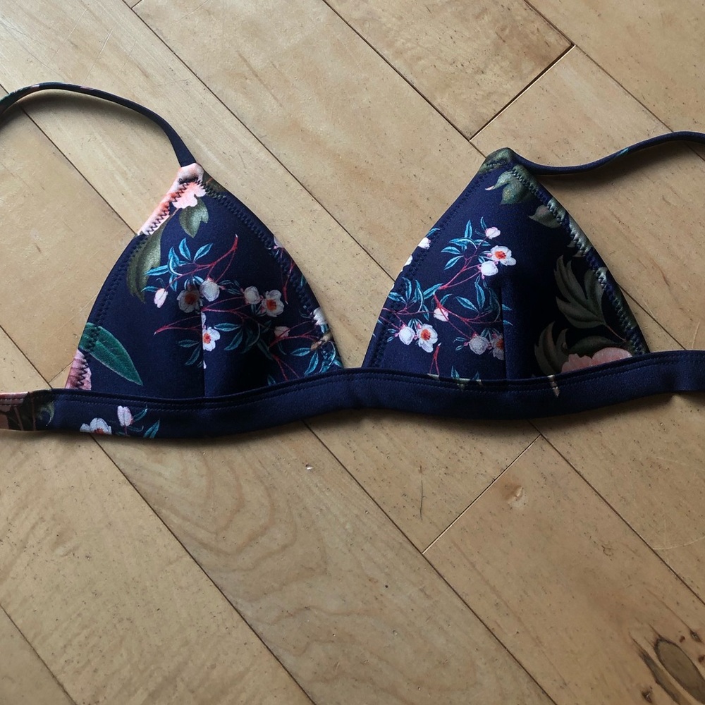 Triangl swimsuit top size small NWOT